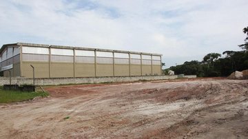 No terreno ao lado da escola deve ser instalada a subprefeitura, e no fundo deve ser criado um campo de futebol - Estela Craveiro/JCN
