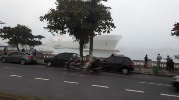 Navio chegou próximo de avenida na Ponta da Praia, em Santos - Reprodução/Facebook