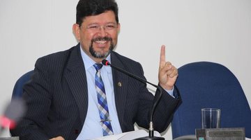 Eduardo Pereira, que é vice-presidente da Câmara de Bertioga, em momento na presidência da casa, conduzindo a sessão - Estela Craveiro/JCN
