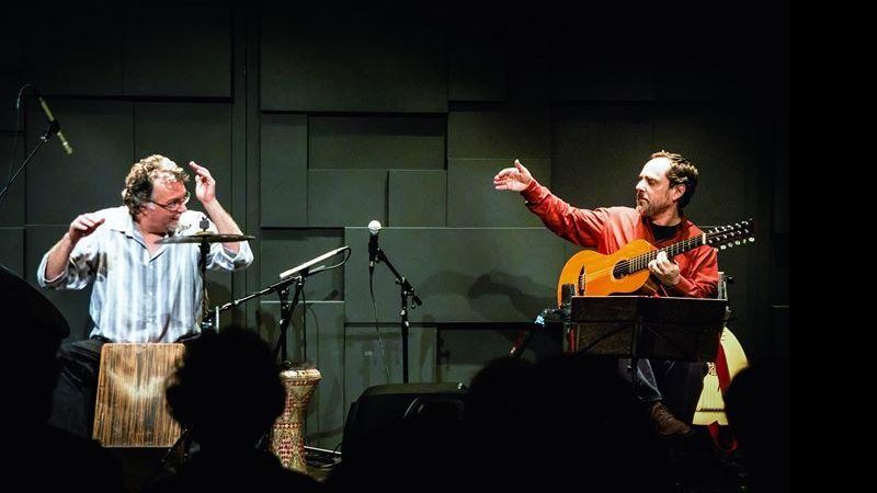 A dupla apresenta a evolução das diversas formas de música instrumental na Europa - Claudio Higa