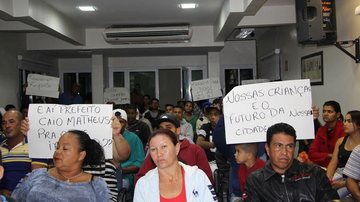 Moradores do Jardim Vicente de Carvalho em manifestação na Câmara Municipal - Estela Craveiro/JCN