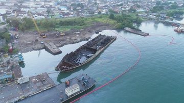 Derramamento de óleo ocorreu no sábado, 14, na margem esquerda do Porto de Santos - Divulgação/Ibama