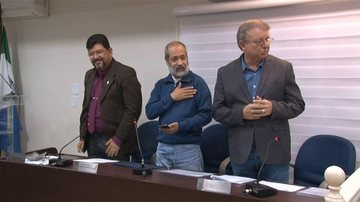 Vereadores Eduardo Pereira, Dr. Arnaldo e Silvio Magalhães no momento em que oito dos nove vereadores se levantaram para negar o pedido de urgência para o projeto de lei de revisão salarial do funcionalismo - JCN