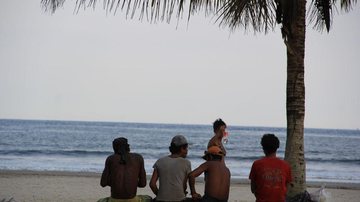 Pessoas em situação de rua na praia da Enseada, em Bertioga - JCN