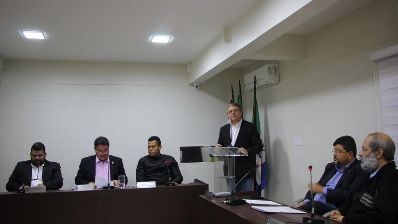 Vereador Silvio Magalhães preocupado com as informações sobre o andamento do projeto de habitação popular - Estela Craveiro/JCN