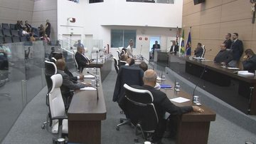 Vereador Tonhinho Salgado na sessão que aprovou em segunda discussão a autorização para prefeitura contratar a Sabesp - JCN