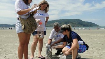 A ação é realizada mensalmente nas praias de Santos - Divulgação