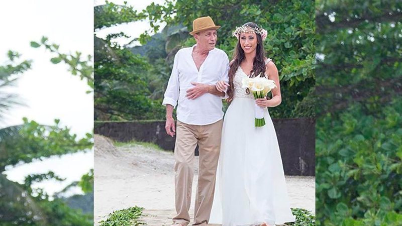 Bruna e Alexandre em cerimônia na praia de Guaiúba - Divulgação/PMG
