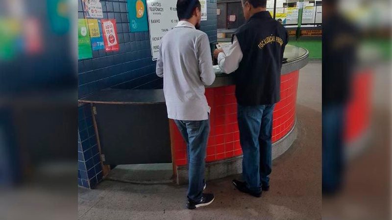 Atendendo a consumidores que apresentaram queixas, fiscais do Procon estiveram na Rodoviária do Guarujá - Divulgação PMG