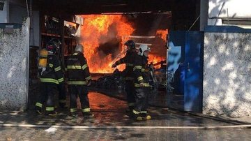 Equipes do Corpo de Bombeiros conseguiram controlar o foto por volta das 13h30 - Reprodução/Praia Grande Mil Grau