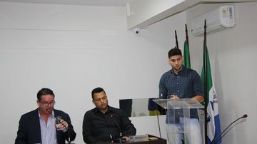 Vereador Matheus Rodrigues expôs má alimentação no abrigo de menores e, com Ney Lyra, falta de pagamento de adicional de insalubridade para agentes de saúde - Estela Craveiro/JCN