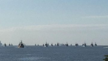 Barcos enfileirados na barra de Itajaí, na manhã desta quinta-feira - Enviado Via WhatsApp