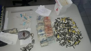 Pinos de cocaína, maconha e dinheiro foram apreendidos em um bar da rua General Osório em Bertioga - Divulgação/ Polícia Civil