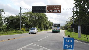 Ônibus da linha 2 sai vazio do ponto do quilômetro 191, onde faz o retorno para Bertioga - JCN