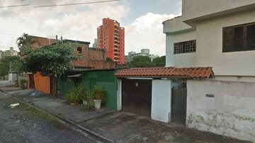 O trio invadiu uma casa, na rua Bandeirantes, e fez a família refém - Reprodução