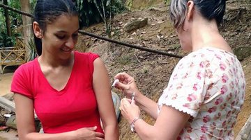 Vacinação realizada de forma volante, casa a casa, na região norte de Ubatuba - Divulgação/PMU