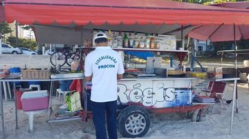 Dez carros de lanches foram fiscalizados: seis na Praia de Pitangueiras na sexta-feira, 6, e quatro no Tombo, no sábado, 7. - Divulgação/PMG