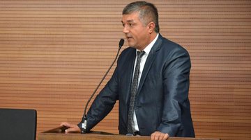 Sérgio Santana apresentou o projeto que prevê a conscientização da população em relação ao descarte de recicláveis - Rodrigo Palassi