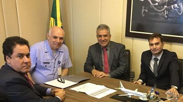 O deputado Marcelo Squassoni e o prefeito Válter Suman em reunião no Comando da Aeronáutica - Divulgação