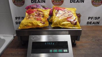 Dois pacotes de bombons estavam recheados com pouco mais de dois quilos de cocaína - Divulgação/Polícia Federal
