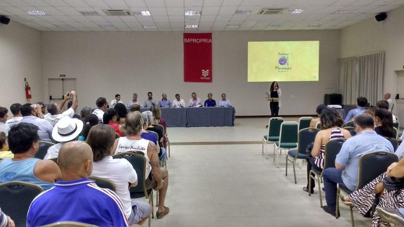 População reclama de balneabilidade da praia, ocasiada por falta de saneamento básico - JCN