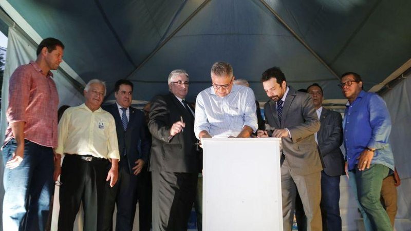 Entre Sidrack de Oliveira Correia Neto e Robston Tuma, da SPU, o prefeito Válter Sumam assina cessão de posse da área de Santa Cruz dos Navegantes - Hélder Lima/PMG
