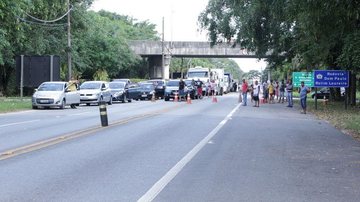 Motoristas aguardaram mais de duas horas pela liberação da rodovia no km 98, próximo ao bairro Indaiá, em Bertioga - JCN