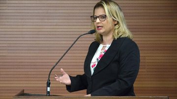 A vereadora enfatiza as más condições do local - Rodrigo Palassi