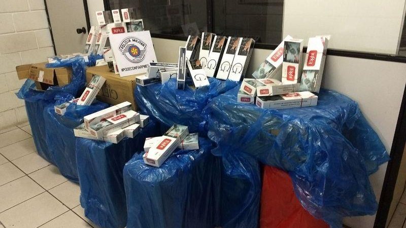 Os policiais apreenderam cerca 17 caixas de papelão, contendo 8.500 maços de cigarros - Divulgação/PM