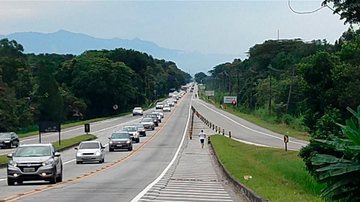 Movimento crescente na rodovia Rio-Santos em direção ao Guarujá - DER