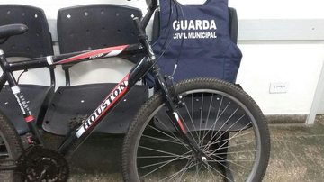 Os policiais surpreenderam os ladrões enquanto saíam da residência com alguns objetos, entre eles uma bicicleta - Divulgação/PMSS