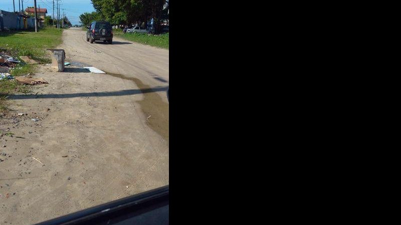 Rua Lucas da Cruz de Carvalho acumula lixo e esgoto a céu aberto - Via Whatsapp