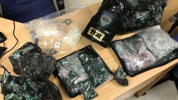 Além das pedras preciosas, também foram encontrados artigos de uso policial - Divulgação/PMR