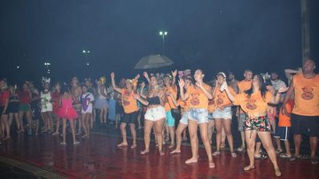Bloco Num Impurra Qué Pió reuniu animados foliões na praia da Enseada - JCN