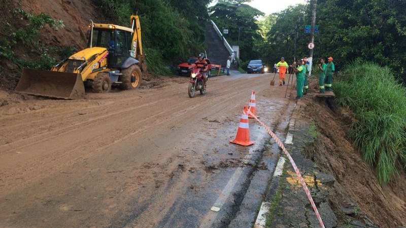 Defesa Civil e funcionários da prefeitura trabalham para desobstruir vias públicas - PMI