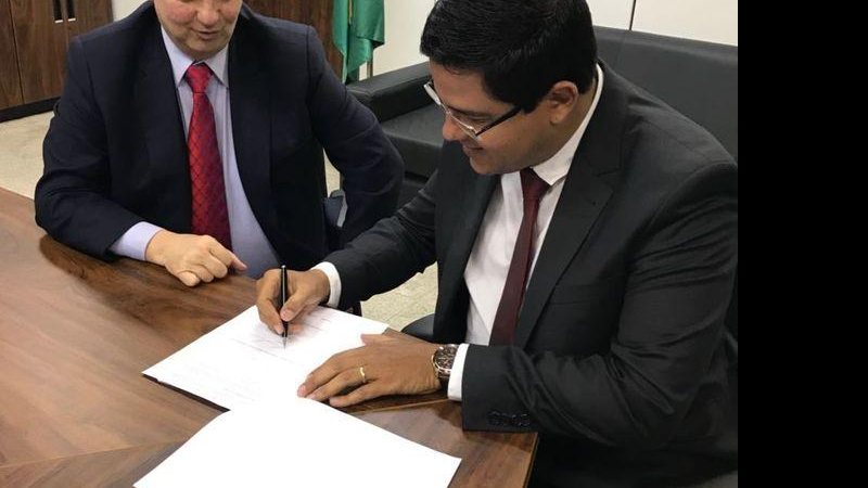 Assinatura ocorreu no Ministério da Ciência e Tecnologia, com a presença do ministro Gilberto Kassab - Divulgação/Prefeitura de Caraguá