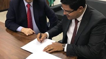 Assinatura ocorreu no Ministério da Ciência e Tecnologia, com a presença do ministro Gilberto Kassab - Divulgação/Prefeitura de Caraguá
