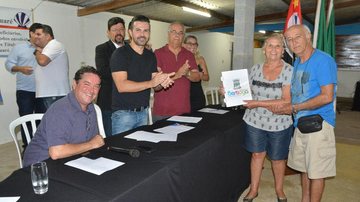 Brigida Nabarrete recebe o título após 20 anos de moradia em Itaguaré - Renata de Brito/PMB