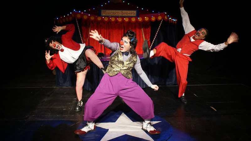 Nesse picadeiro de ilusões, os protagonistas são ora os bonecos, ora os palhaços, oferecendo um show disparatado - Divulgação