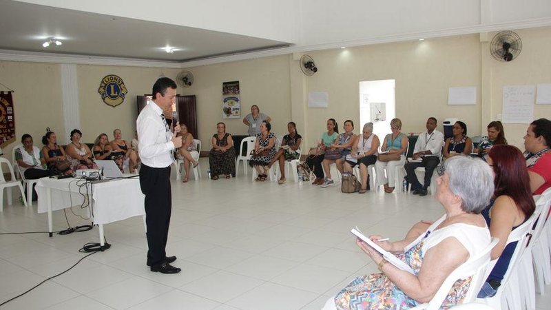 Mestre em psicologia capacitou 22 professores na sede do Lions Clube Bertioga - JCN