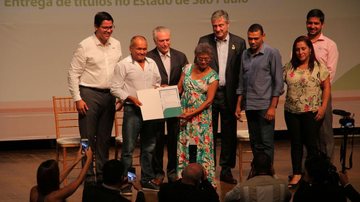 Maria Pereira Ramos recebe o título das mãos do presidente - Renato Inácio/JCN
