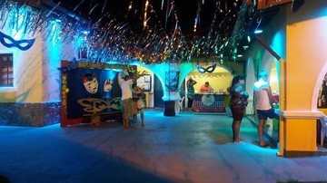 Ambiente carnavalesco e cenário para fotos na Casa da Cultura de Bertioga - JCN