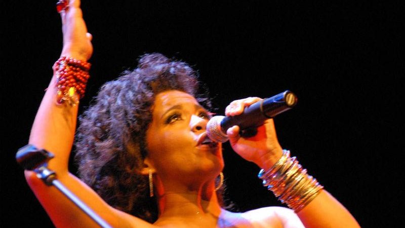 No show pela sacada da Casa Brasileira, a cantora Adriana Moreira, sambista paulistana que cresceu na quadra do Camisa Verde e Branco, trará um repertório de sambas enredo consagrados - Mayumi Kitamura