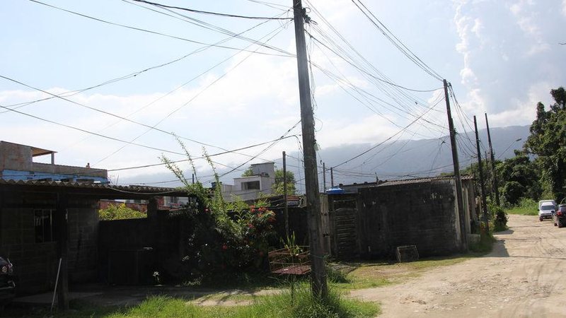 Elektro diz não poder levar a rede de energia elétrica até o fim da rua porque falta arruamento, que é o limite entre rua e calçada - JCN