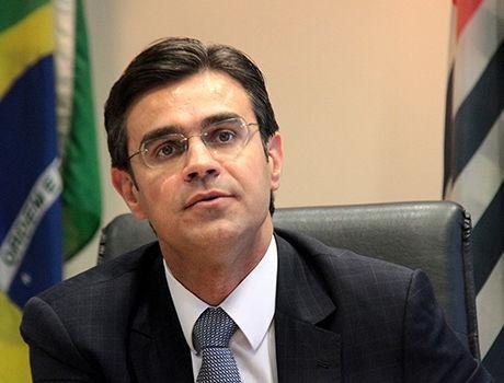 Rodrigo Garcia foi o mais votado Rodrigo Garcia Rodrigo Garcia de tern, gravata e bandeiras ao fundo - Divulgação