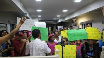 Moradores de área invadida do Jardim Vicente de Carvalho em manifestação na Câmara Municipal de Bertioga na noite de 30 de outubro - Estela Craveiro/JCN
