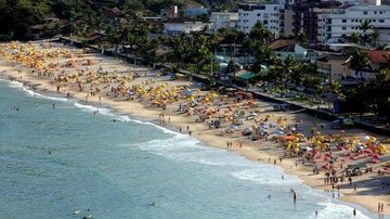 Praia do Tombo, um dos polos de negócios turísticos de Guarujá - Divulgação/PMG