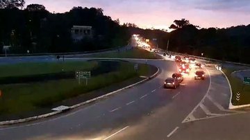 Mogi-Bertioga ao amanhecer deste dia da República - Divulgação/DER