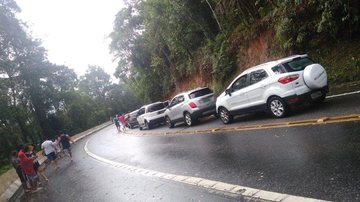 Trânsito parado durante interdição para resgate de acidentados na Mogi-Bertioga - Via Whatsapp