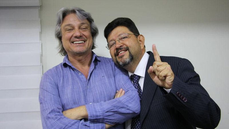 Luís Henrique Capellini e Eduardo Pereira no fim da sessão que elegeu a mesa diretora da Câmara de Bertioga para 2019 e 2020 - Estela Craveiro/JCN